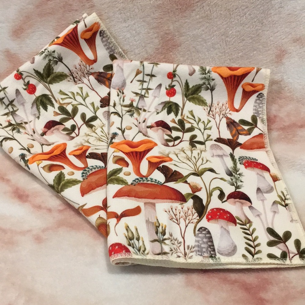 Bold Floral Mushroom Botanical Kitchen Towels Set of Two NWT Hanger 15.5x23.5”